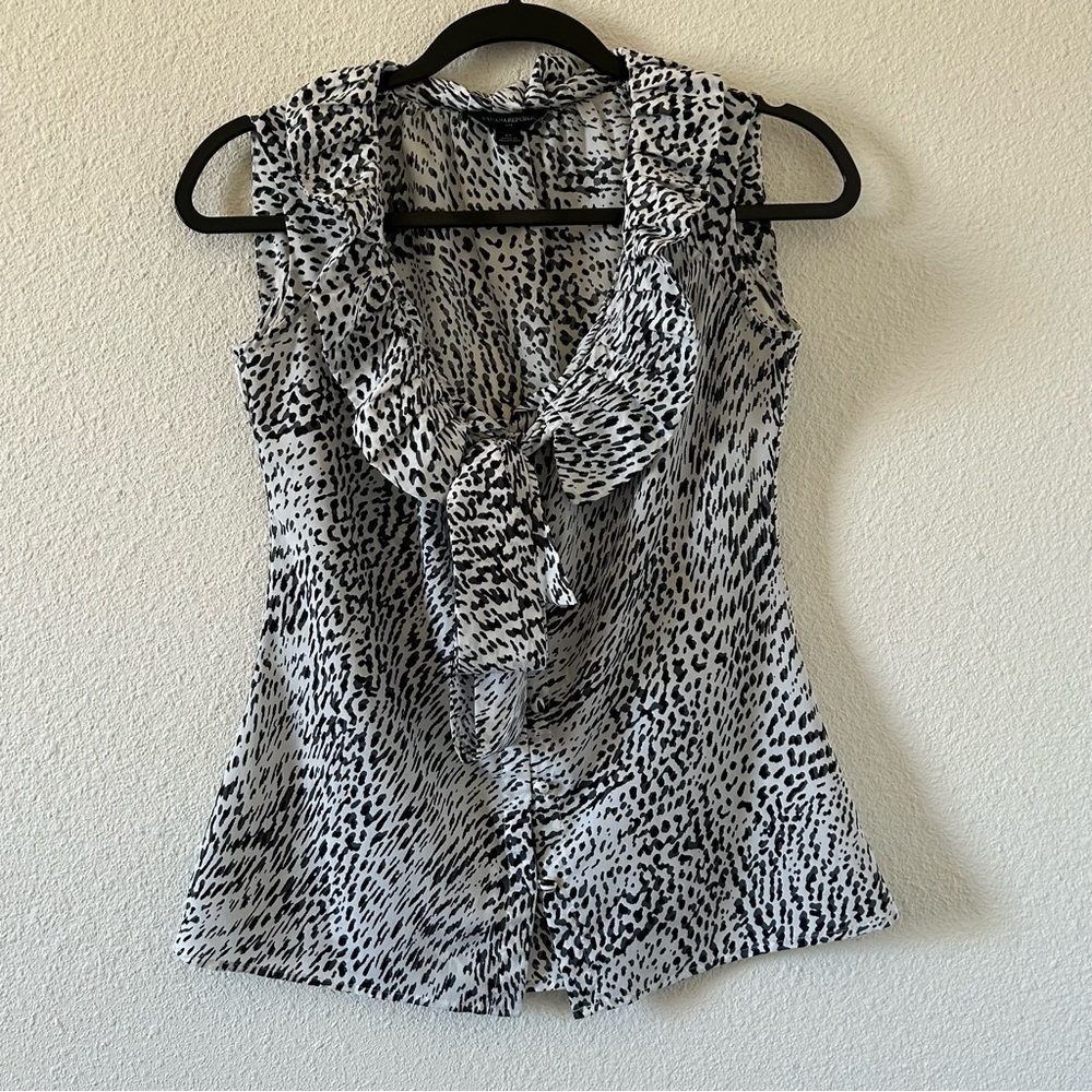 Banana Republic Women’s Sleeveless Button Up XSmall White Black leaped print